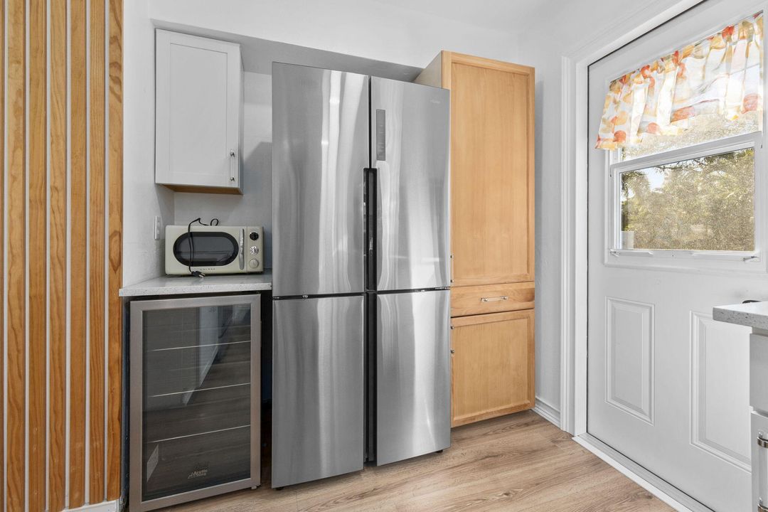 Active With Contract: $250,000 (2 beds, 1 baths, 949 Square Feet)