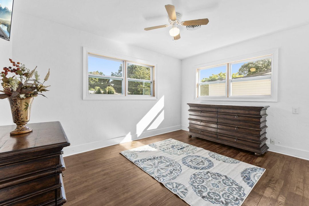 Active With Contract: $250,000 (2 beds, 1 baths, 949 Square Feet)