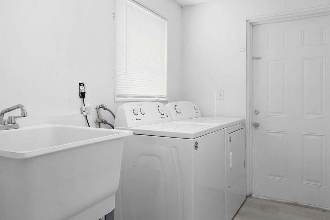 Active With Contract: $250,000 (2 beds, 1 baths, 949 Square Feet)