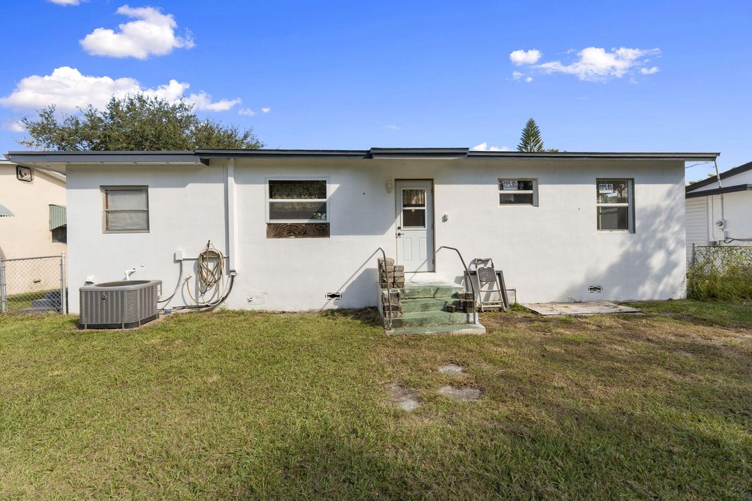 Active With Contract: $250,000 (2 beds, 1 baths, 949 Square Feet)