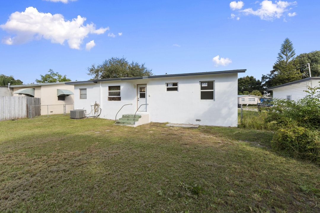 Active With Contract: $250,000 (2 beds, 1 baths, 949 Square Feet)