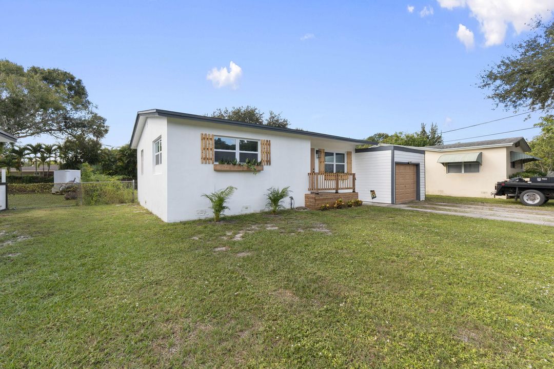 Active With Contract: $250,000 (2 beds, 1 baths, 949 Square Feet)