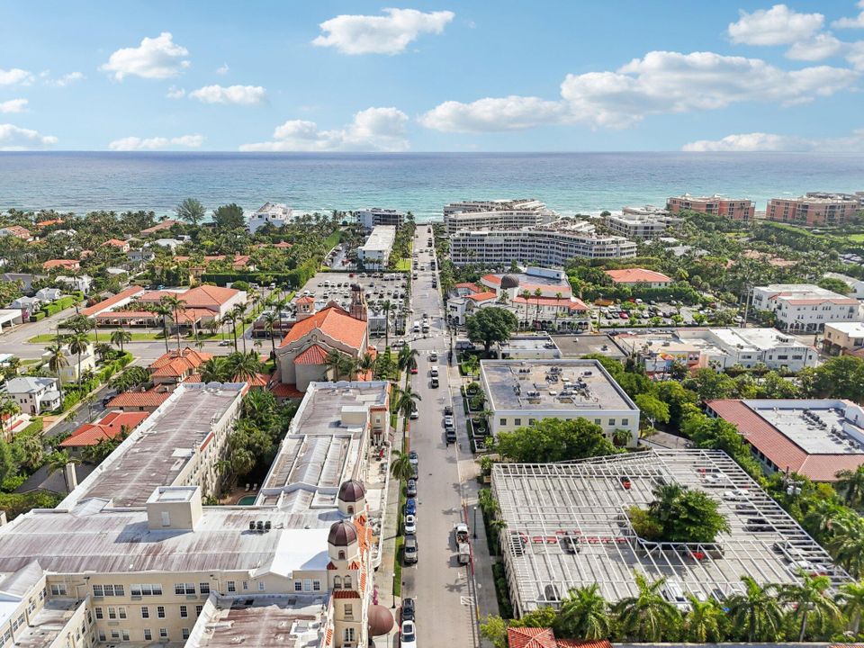 For Sale: $899,000 (2 beds, 2 baths, 703 Square Feet)