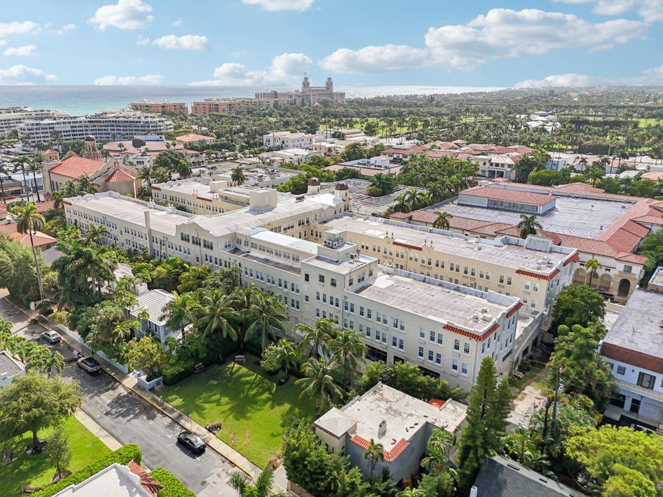 For Sale: $899,000 (2 beds, 2 baths, 703 Square Feet)