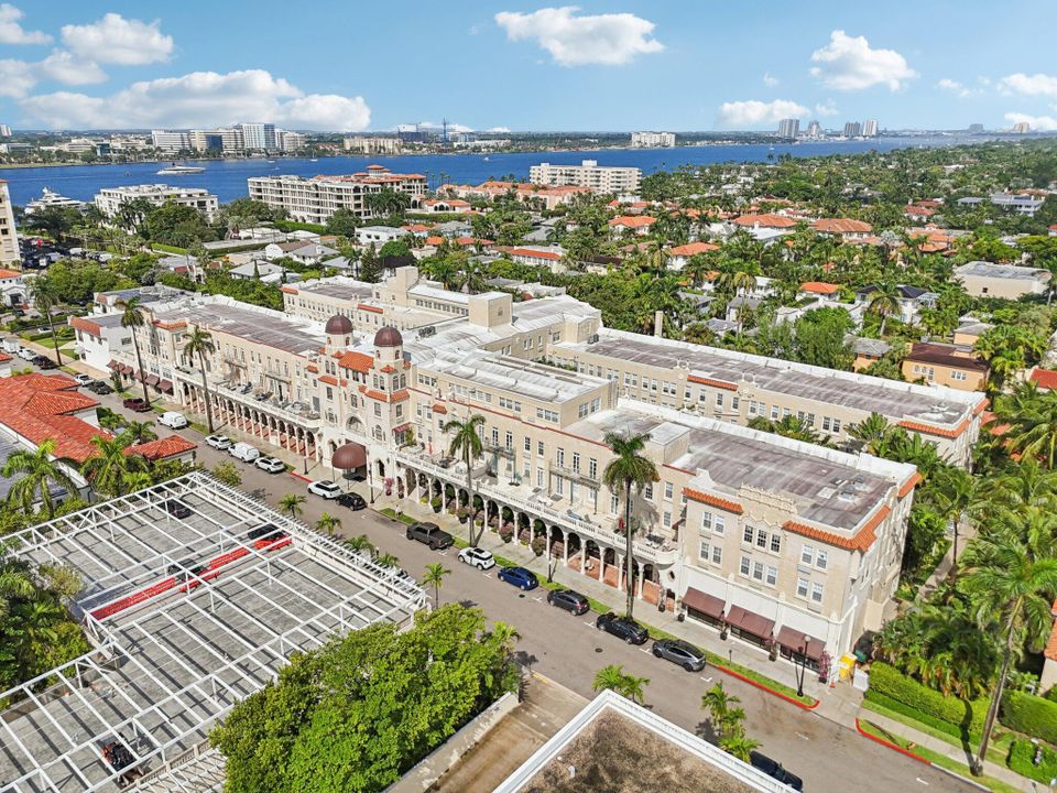 For Sale: $899,000 (2 beds, 2 baths, 703 Square Feet)