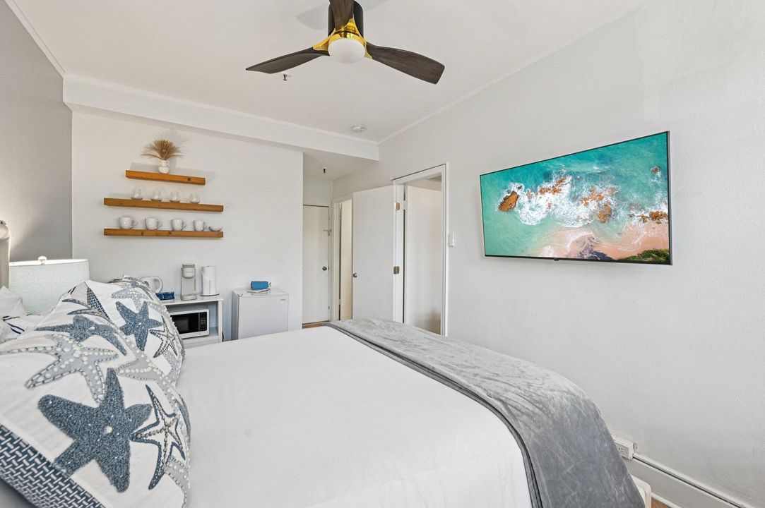 For Sale: $899,000 (2 beds, 2 baths, 703 Square Feet)