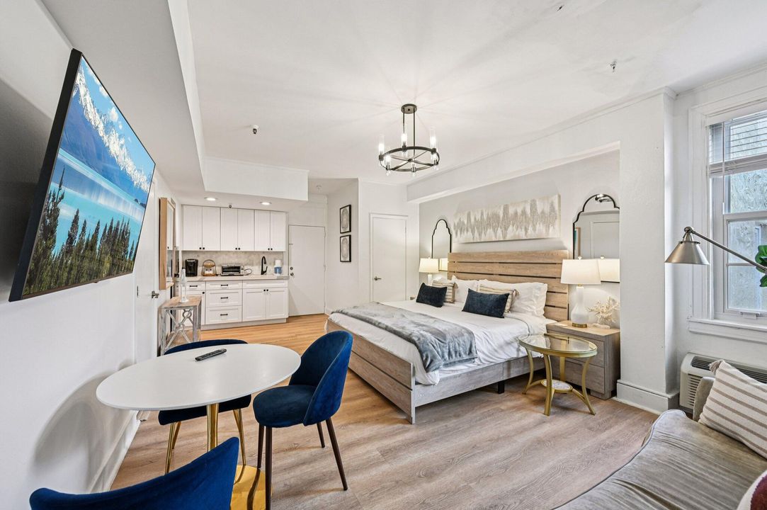 For Sale: $899,000 (2 beds, 2 baths, 703 Square Feet)