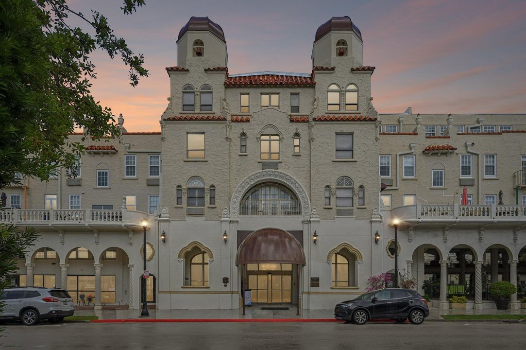 For Sale: $899,000 (2 beds, 2 baths, 703 Square Feet)