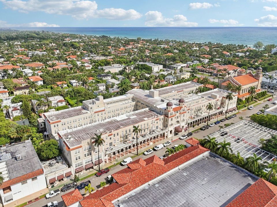 For Sale: $899,000 (2 beds, 2 baths, 703 Square Feet)