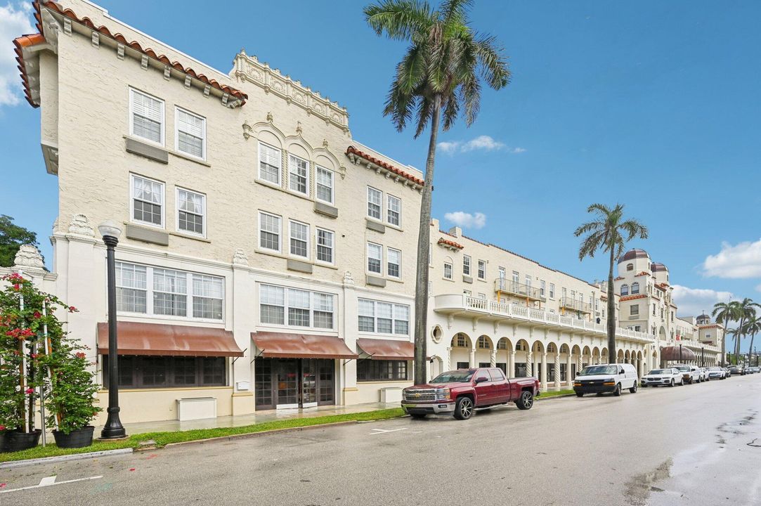 For Sale: $899,000 (2 beds, 2 baths, 703 Square Feet)