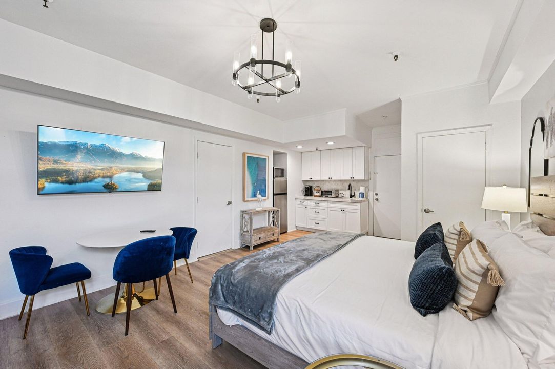 For Sale: $899,000 (2 beds, 2 baths, 703 Square Feet)