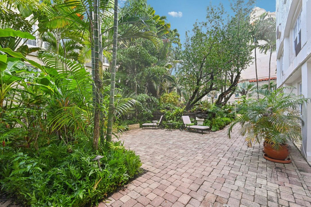 For Sale: $899,000 (2 beds, 2 baths, 703 Square Feet)