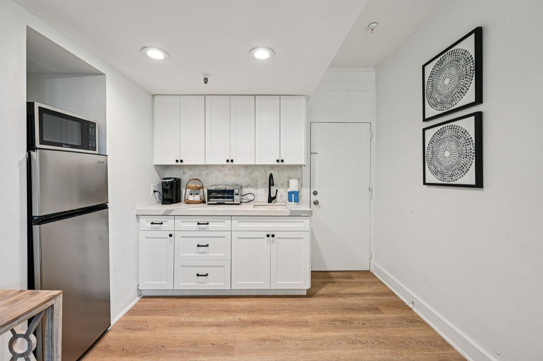 For Sale: $899,000 (2 beds, 2 baths, 703 Square Feet)