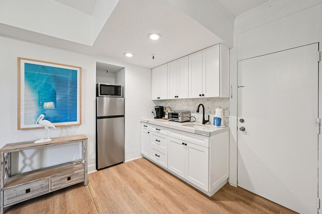 For Sale: $899,000 (2 beds, 2 baths, 703 Square Feet)