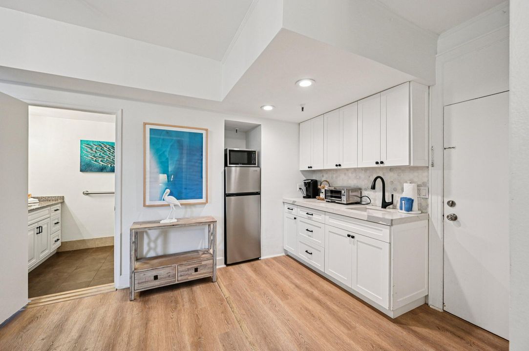 For Sale: $899,000 (2 beds, 2 baths, 703 Square Feet)