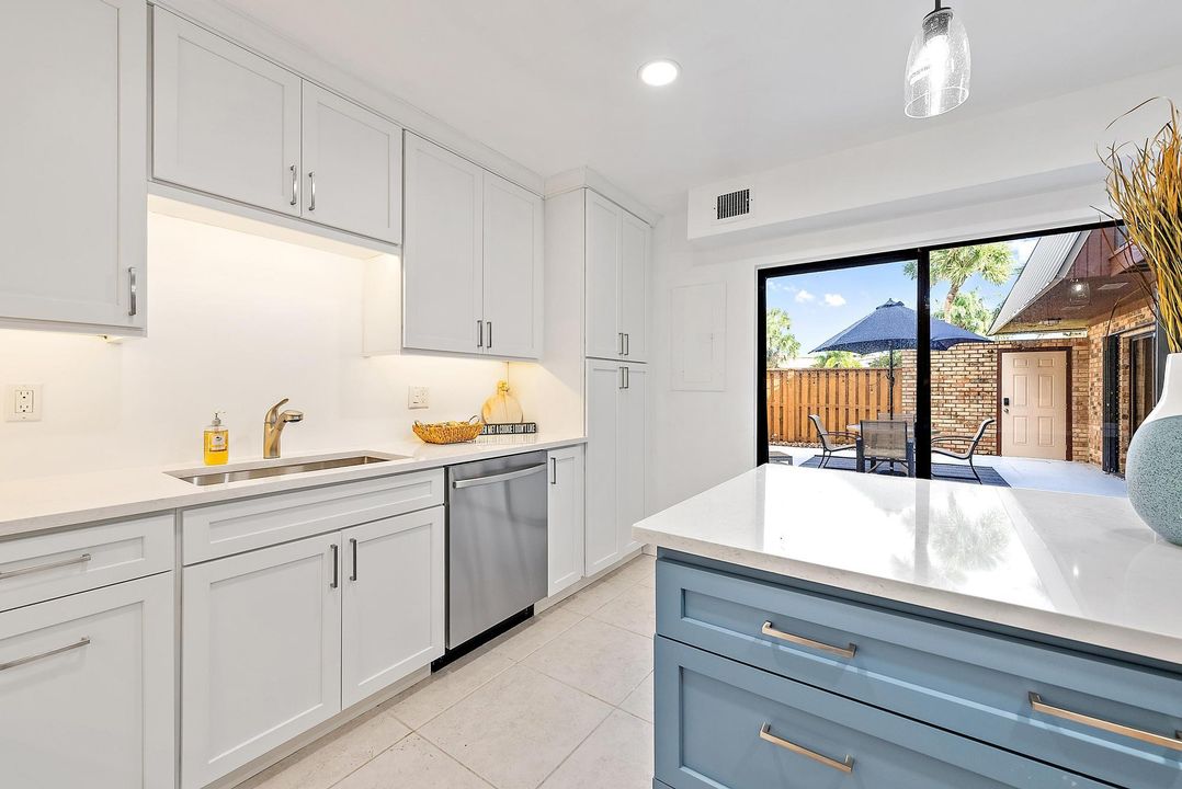 For Sale: $675,000 (2 beds, 2 baths, 1708 Square Feet)