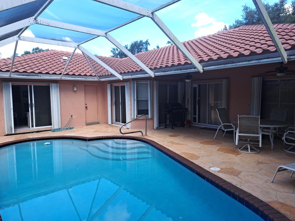 Activo con contrato: $595,000 (4 camas, 2 baños, 2051 Pies cuadrados)