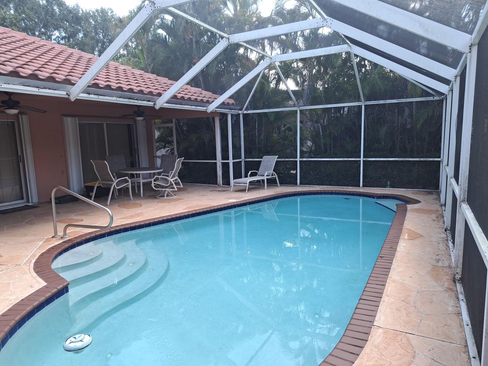 Activo con contrato: $595,000 (4 camas, 2 baños, 2051 Pies cuadrados)