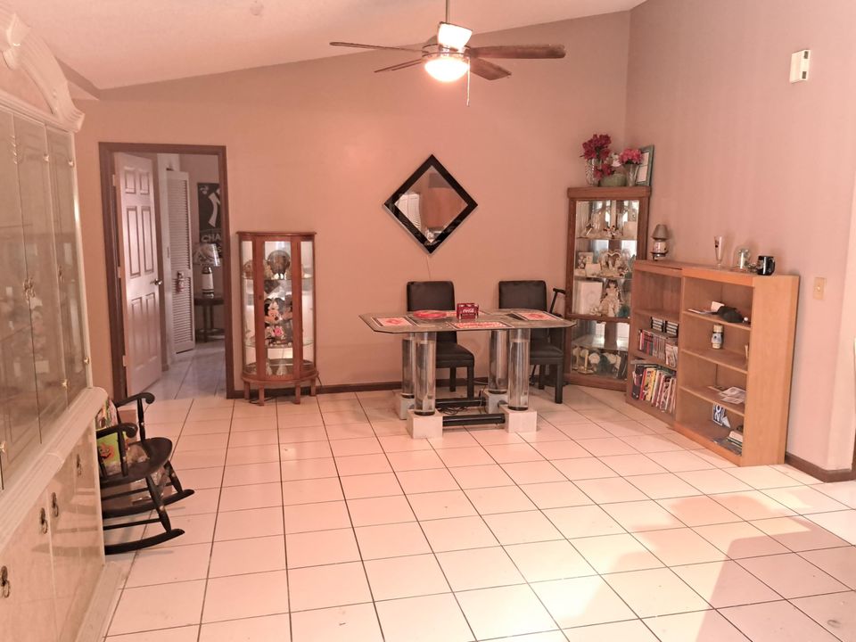 Activo con contrato: $595,000 (4 camas, 2 baños, 2051 Pies cuadrados)