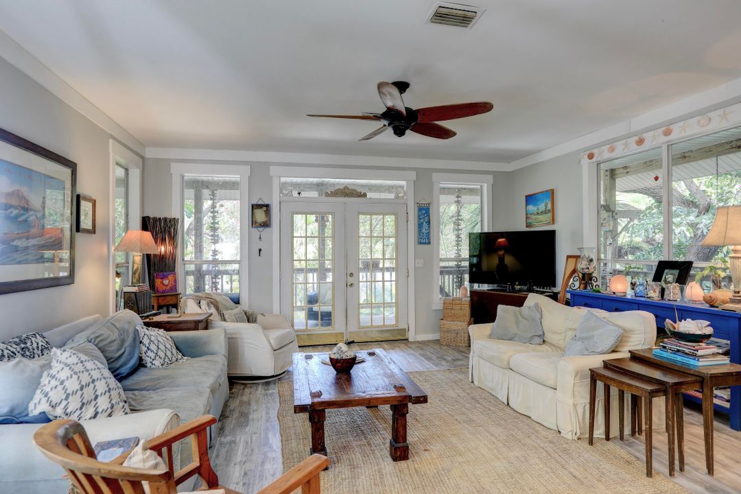 For Sale: $699,000 (3 beds, 2 baths, 1299 Square Feet)