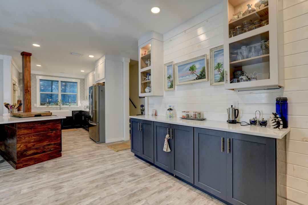 For Sale: $699,000 (3 beds, 2 baths, 1299 Square Feet)