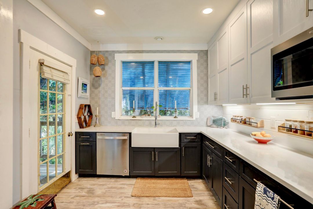 For Sale: $699,000 (3 beds, 2 baths, 1299 Square Feet)