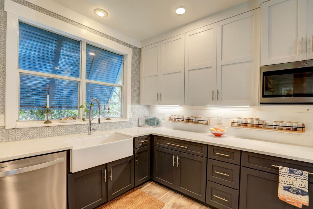 For Sale: $699,000 (3 beds, 2 baths, 1299 Square Feet)