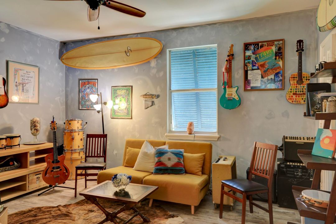 For Sale: $699,000 (3 beds, 2 baths, 1299 Square Feet)