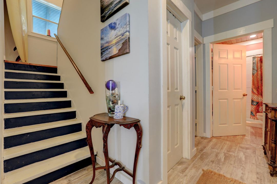 For Sale: $699,000 (3 beds, 2 baths, 1299 Square Feet)