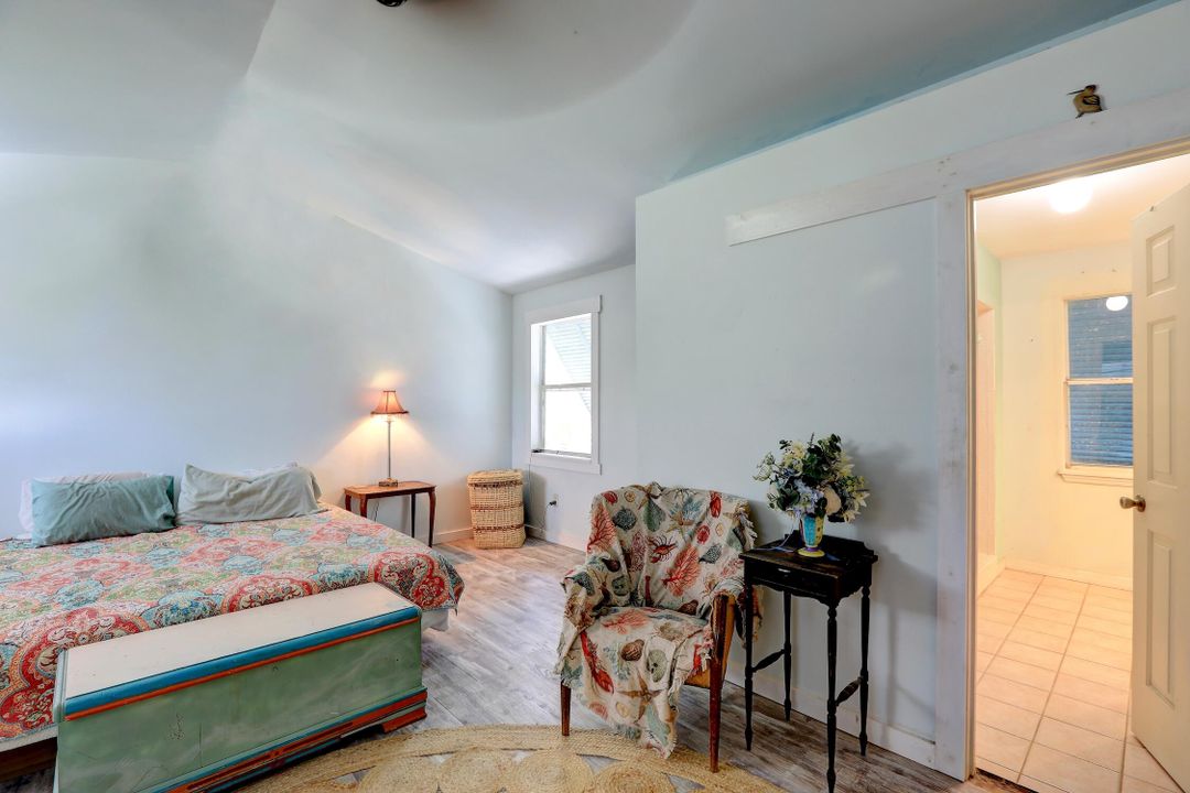 For Sale: $699,000 (3 beds, 2 baths, 1299 Square Feet)