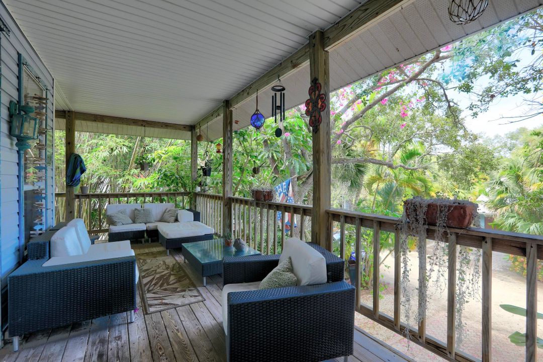 For Sale: $699,000 (3 beds, 2 baths, 1299 Square Feet)