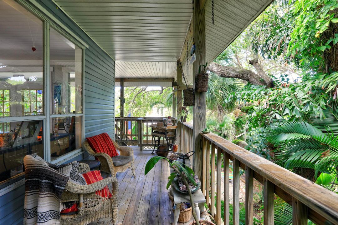 For Sale: $699,000 (3 beds, 2 baths, 1299 Square Feet)