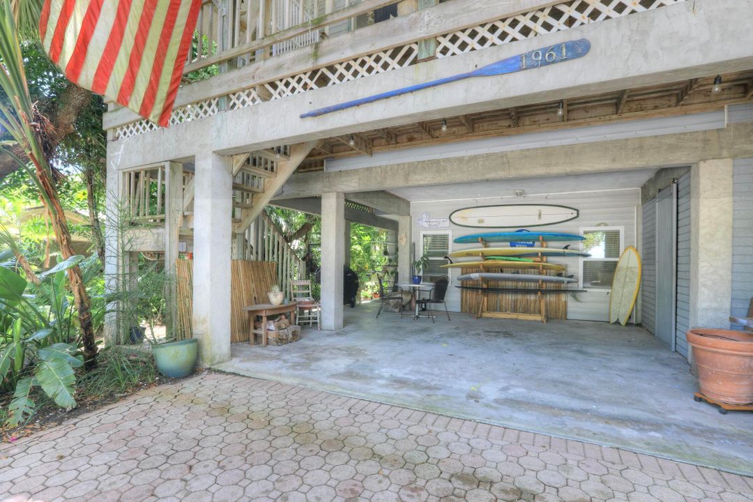 For Sale: $699,000 (3 beds, 2 baths, 1299 Square Feet)