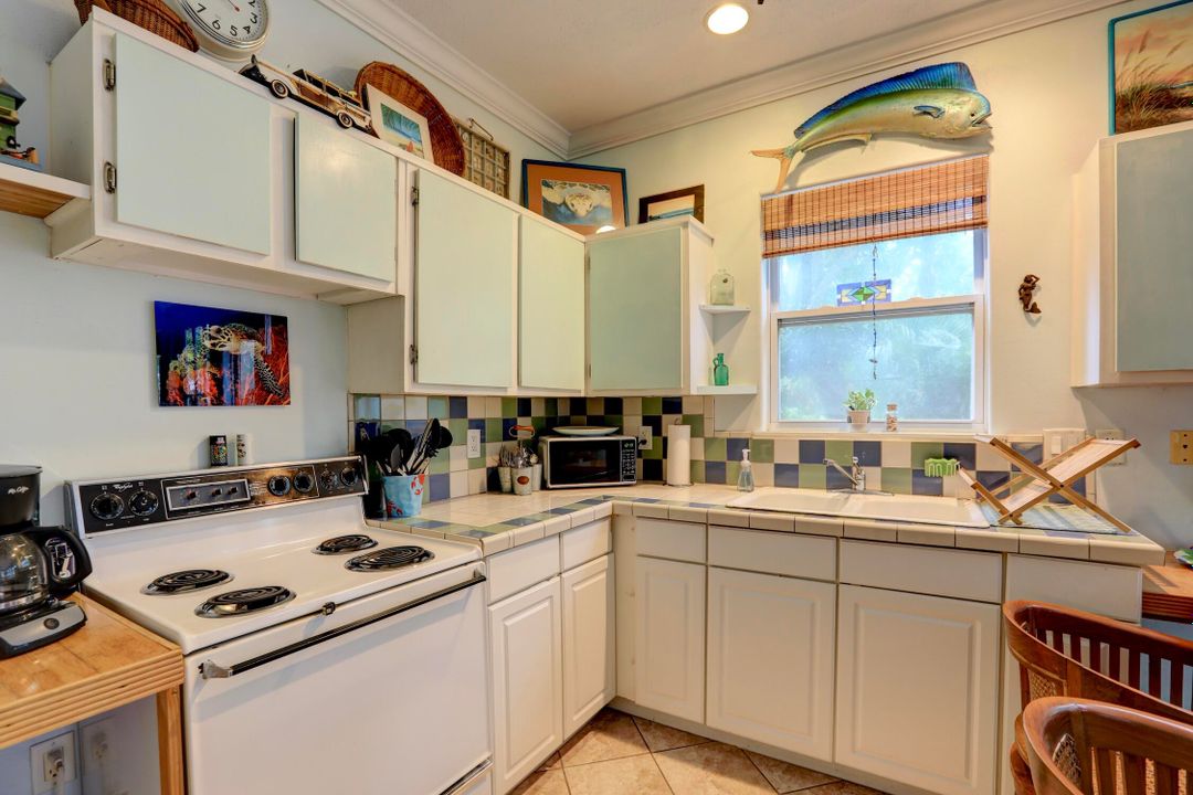 For Sale: $699,000 (3 beds, 2 baths, 1299 Square Feet)