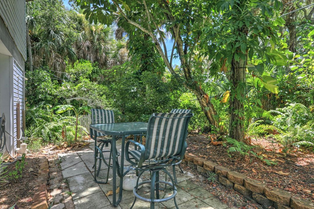 For Sale: $699,000 (3 beds, 2 baths, 1299 Square Feet)