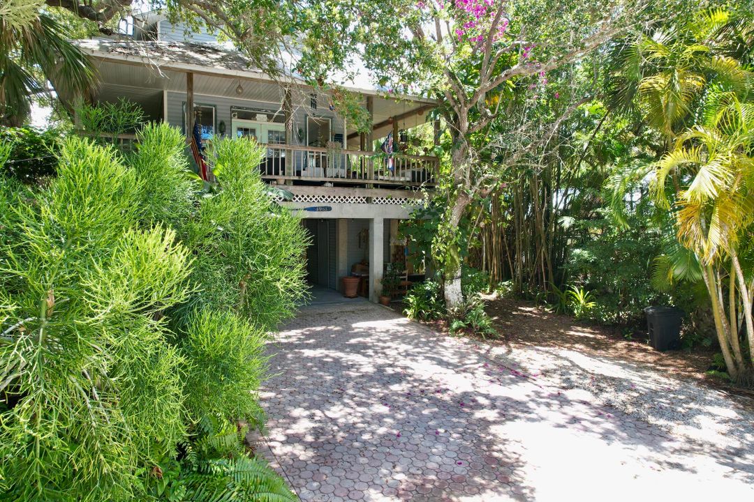 For Sale: $699,000 (3 beds, 2 baths, 1299 Square Feet)