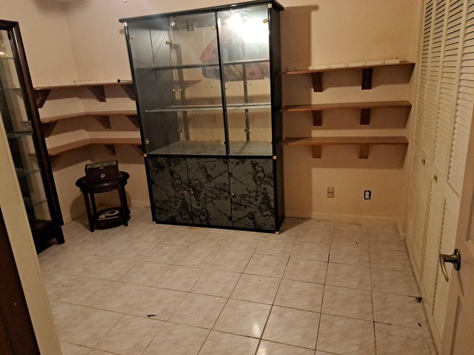 Activo con contrato: $595,000 (4 camas, 2 baños, 2051 Pies cuadrados)