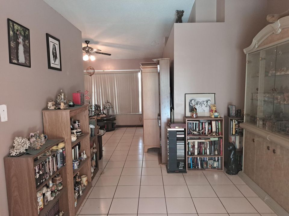 Activo con contrato: $595,000 (4 camas, 2 baños, 2051 Pies cuadrados)