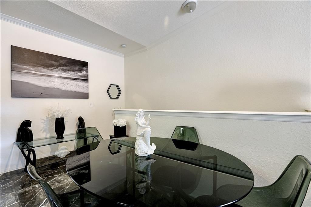 For Sale: $170,000 (1 beds, 1 baths, 825 Square Feet)