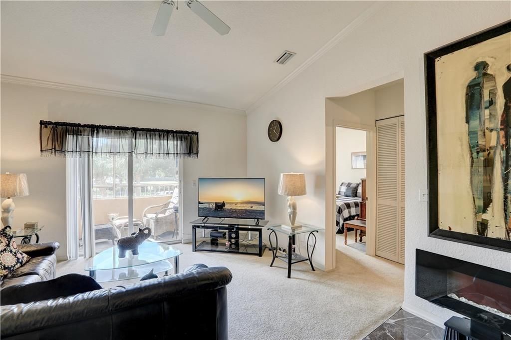 For Sale: $170,000 (1 beds, 1 baths, 825 Square Feet)