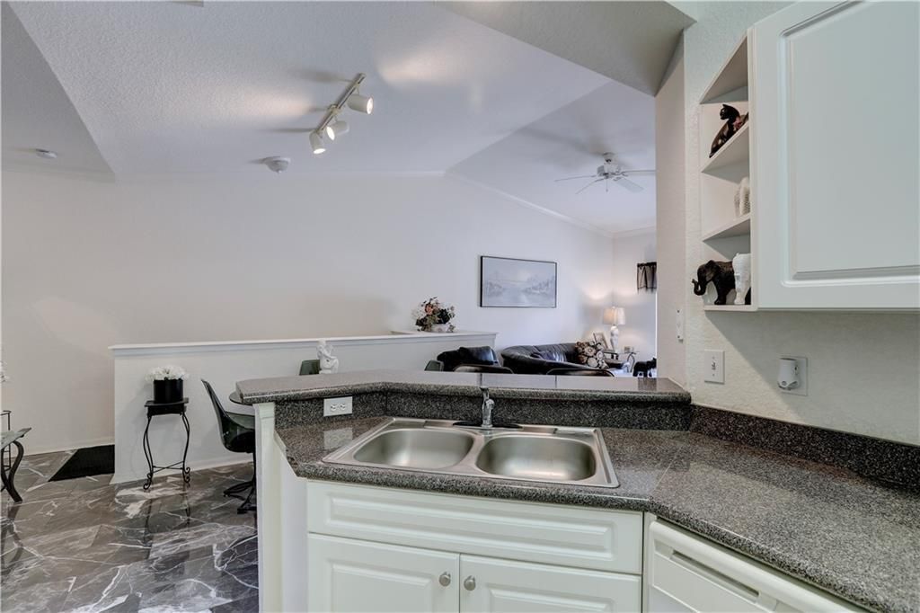 For Sale: $170,000 (1 beds, 1 baths, 825 Square Feet)