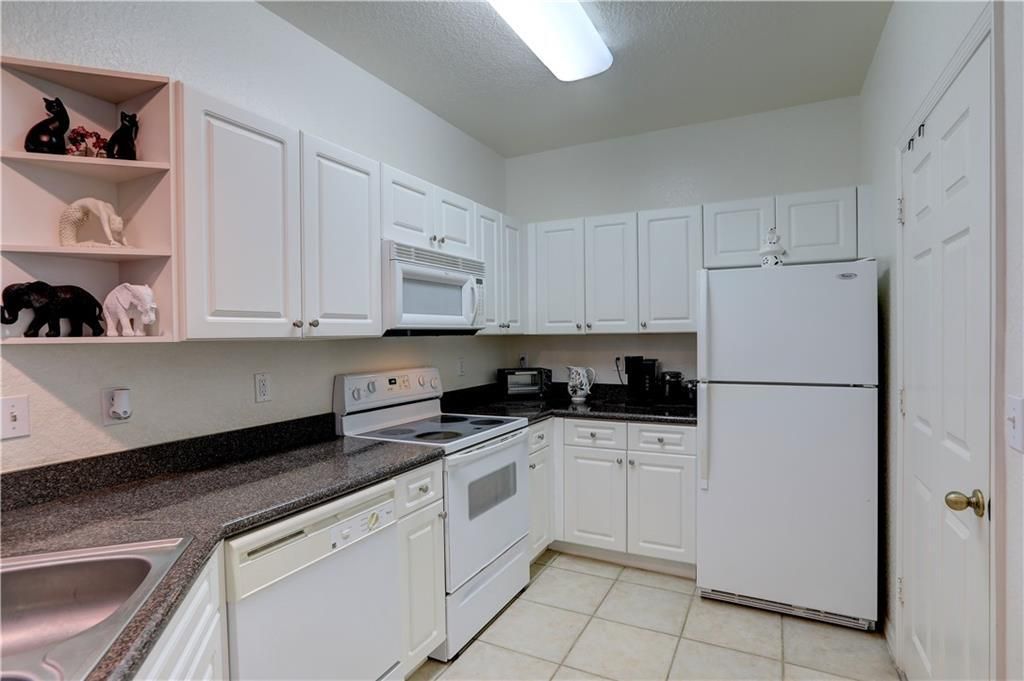 For Sale: $170,000 (1 beds, 1 baths, 825 Square Feet)