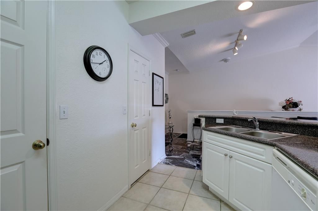 For Sale: $170,000 (1 beds, 1 baths, 825 Square Feet)