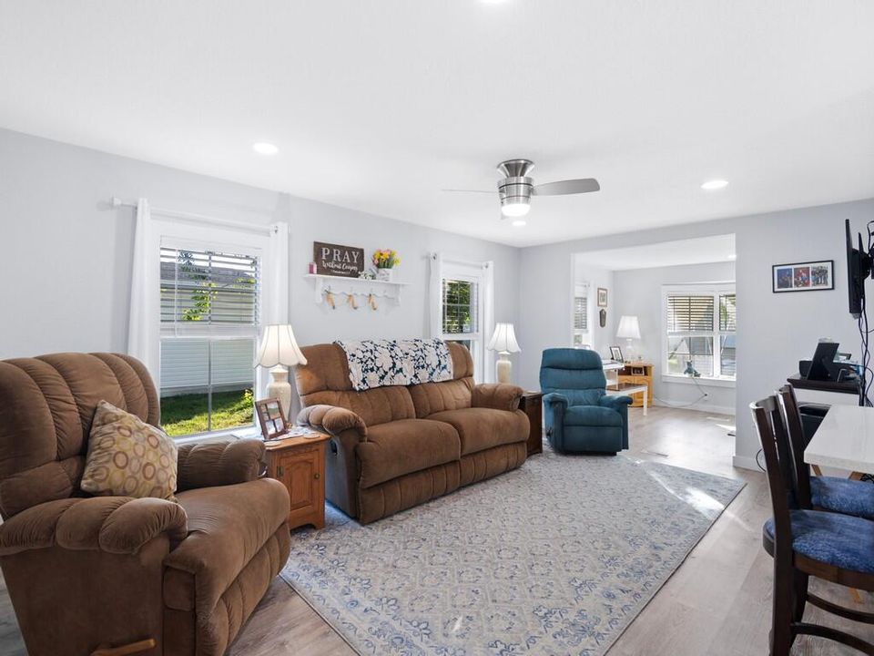 For Sale: $159,900 (2 beds, 2 baths, 1750 Square Feet)