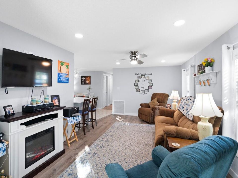 For Sale: $159,900 (2 beds, 2 baths, 1750 Square Feet)