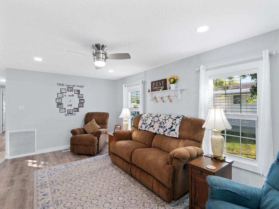 For Sale: $159,900 (2 beds, 2 baths, 1750 Square Feet)