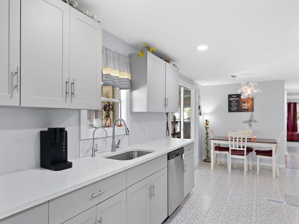 For Sale: $159,900 (2 beds, 2 baths, 1750 Square Feet)