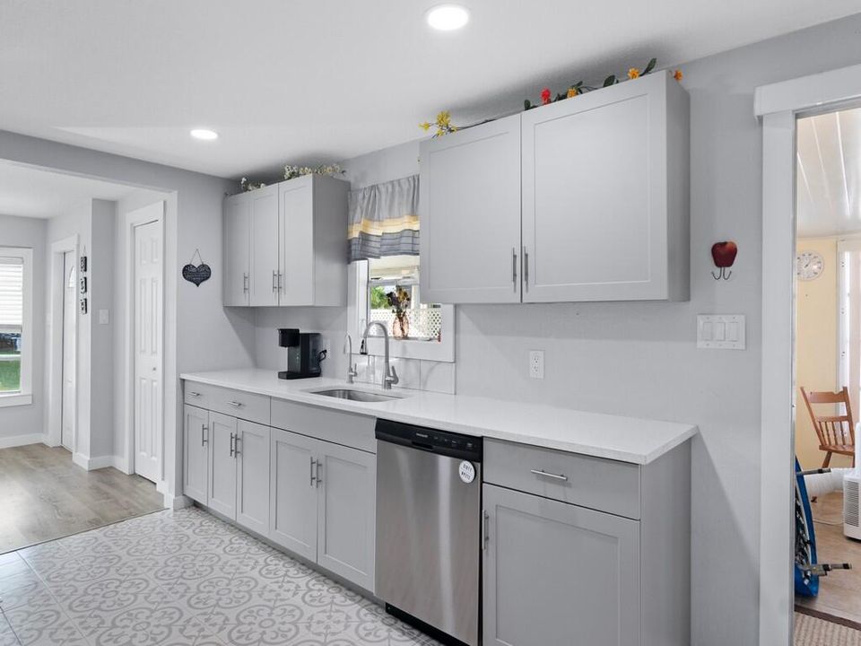 For Sale: $159,900 (2 beds, 2 baths, 1750 Square Feet)