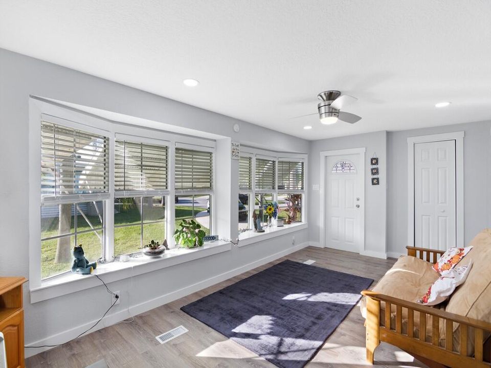 For Sale: $159,900 (2 beds, 2 baths, 1750 Square Feet)