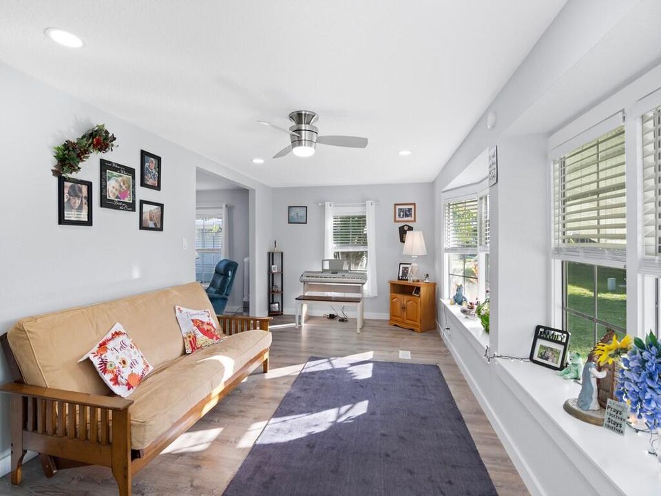 For Sale: $159,900 (2 beds, 2 baths, 1750 Square Feet)